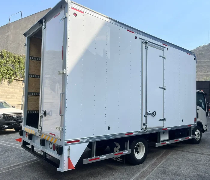 Parte Trasera de un Camión con Caja Seca en México